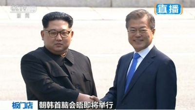 金正恩在板门店跨过军事分界线，与韩国总统文在寅会晤