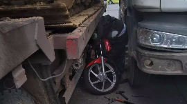 梅城发生一起惨烈车祸，男子骑摩托被夹死在两大车中间