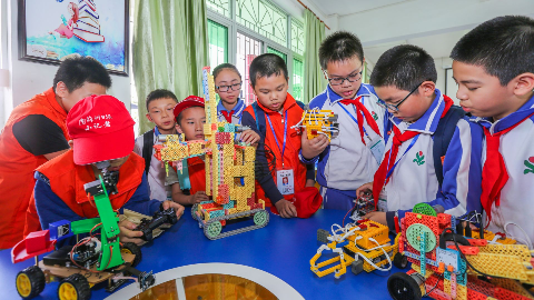 首届“小小科学家”少年儿童科学教育体验活动在作新小学举行