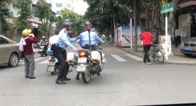 今天，梅州民警的一个动作，感动了一波路人……