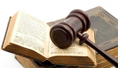 假装试驾二手摩托车，一脚油门将车抢走！被抓了