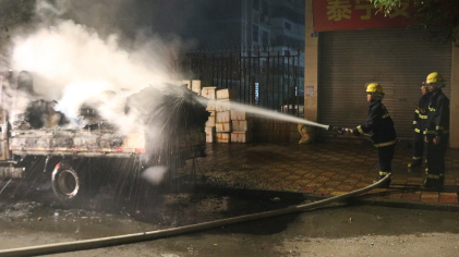 危险！兴宁岭东花园门口一小货车深夜大火，幸无人员伤亡