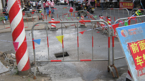 民生追踪丨梅城五里亭路口坑洼处已修复填平