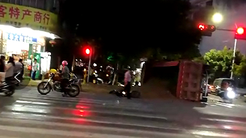 丰顺一载沙货车侧翻7人被埋压  事故致6死1伤