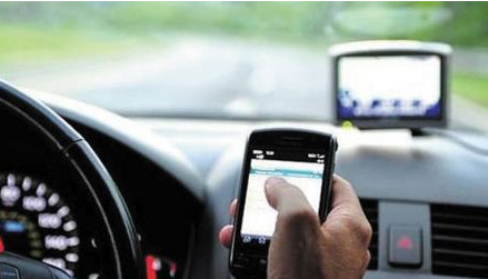 开车要专心！梅县一驾驶员接听电话致两车相撞