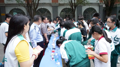 梅江区“全民国家安全教育日”宣传活动进校园