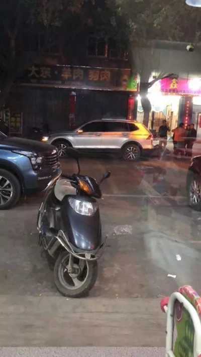 为避让三名小孩，摩托车追尾小车！事发丰顺汤坑建设路