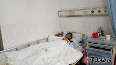 本报救助对象遭遇引关注，市政协委员送上爱心款 