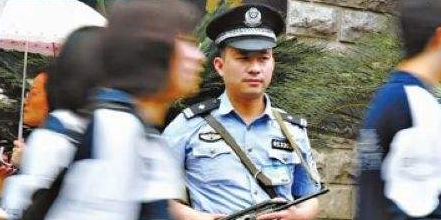 本报记者体验“一天巡警”：上班就是“轧马路”  随时应对突发