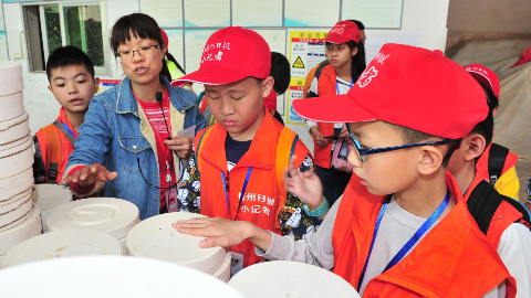 小记者在采访丨探秘陶瓷的“前世今生”