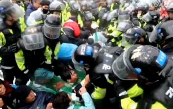 韩国民众反对“萨德”遭警方强制疏散，致10名居民受伤