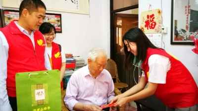 本报联合爱心企业和志愿者协会，走访慰问10名抗战老兵
