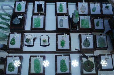 假谈生意引开店员 调虎离山盗窃玉石