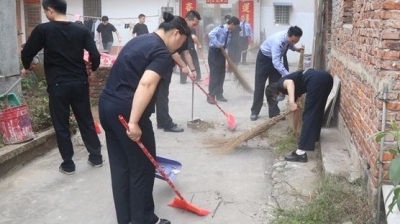 点赞！40多名民警走进社区开展卫生大扫除