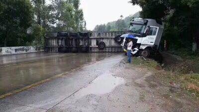 今晨206国道群益村路段大货车侧翻：车厢封路  交通堵塞