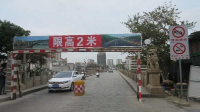 五华水寨大桥限高安全设施已修复，此前被车撞坏