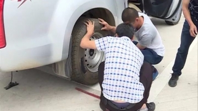 高速路现不规则铁片 几十辆车被扎破胎！就发生在梅州…