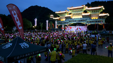 兴宁举办荧光夜跑活动迎 “五四”！近千青年在神光山开跑 