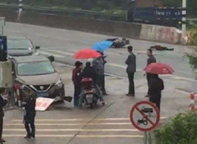 S223线梅县丙村段摩托小车相撞  摩托车驾驶员当场身亡