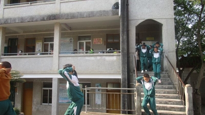 蕉岭蓝坊中学组织防震防踩演练  提高师生应急疏散能力