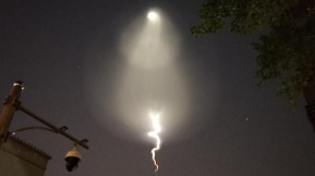 中科院:北京27日晚天上的"UFO"其实是"航迹夜光云"