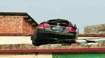 离奇！昨夜五华一小车撞墙后直接“飞”上屋顶，三人受伤