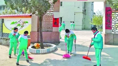 兴宁合水镇团委联合合水学校学生开展关爱老人活动