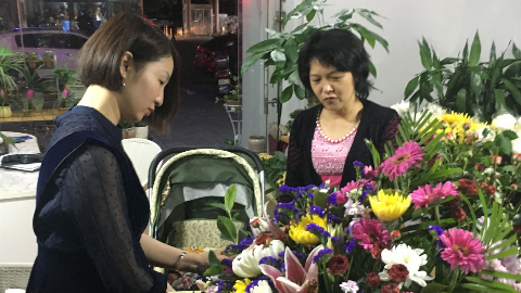 清明祭祀化繁为简，鲜花成越来越多市民的新选择