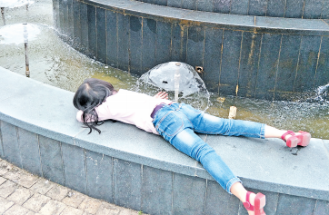 危险！八乡山大峡谷景区有游客趴在喷泉池边玩水