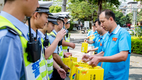 我市爱心企业员工慰问一线执勤民警