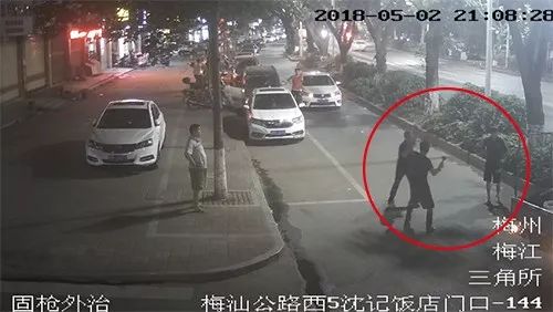 会车互不相让，两拨人操家伙干架！事发梅城华南大道