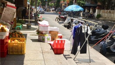 梅城鸿运路有多家店铺占道经营 影响市容市貌