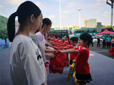 本报联合爱心企业开展关爱活动，让特殊儿童感受社会温暖