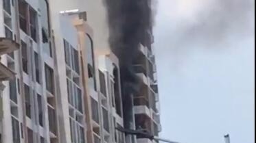 下午梅县新县城一高层套房突发大火，消防官兵破拆灭火