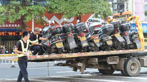 梅江桥北端逆行现象频现 交警部门开展整治行动