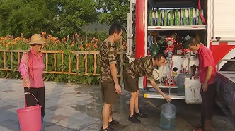 蕉岭三圳镇持续干旱用水紧缺，消防车送水解民困润民心