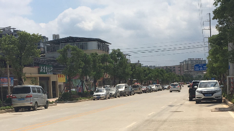 私家车违规占道停车，梅县平安路四车道变两车道
