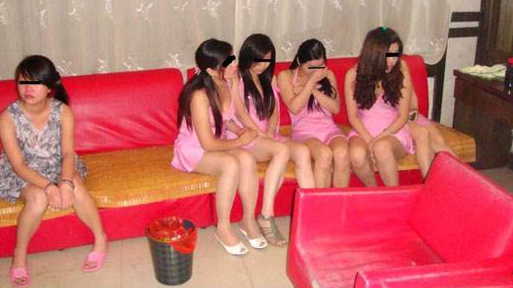 重拳出击！梅江警方捣毁2涉黄窝点抓涉黄嫌疑人35人