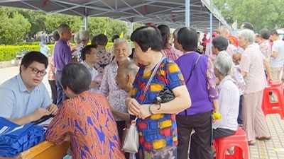 蕉岭县关爱老人协会开展义诊活动暨文艺演出公益活动