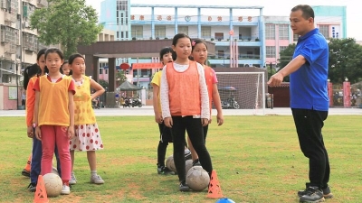 大埔第二小学体育教师郑文彰：甘当校园女子足球“铺路石”