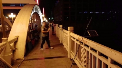 不安全！有人无视警示在梅江桥通航孔上垂钓