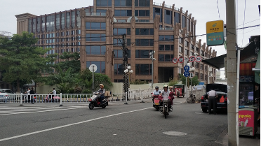 梅江桥北端频现摩托逆行   市民：素质呢？