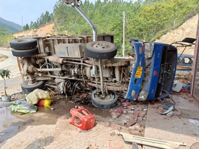 险！丰顺留隍一大货车失控撞民房 两路人逃过一劫