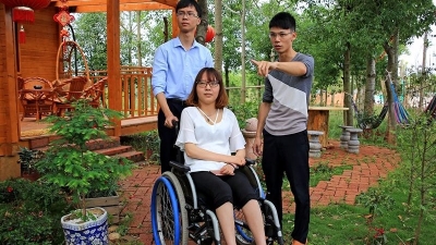 轮椅上涅槃的女孩：一个尾指关节，敲开一片蓝天