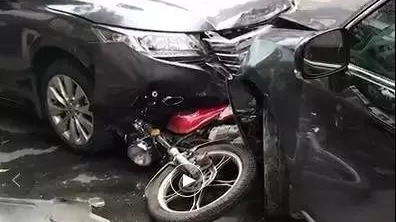 五华水寨发生的离奇车祸！两小车夹扁摩托车的真相出炉！