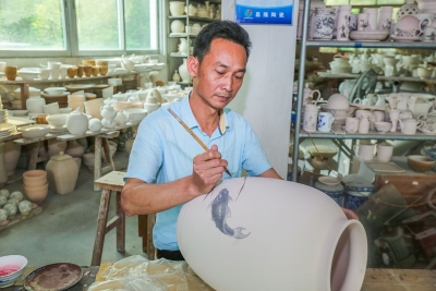 全国五一劳动奖章获得者丘汉松：青花瓷上绘出精彩人生