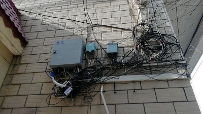 未经住户同意，众多无处“安身”的网线攀上外墙