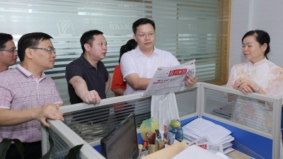 市委常委、宣传部部长陈晓建到梅州日报社调研