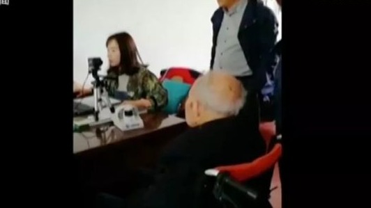 九旬老人被抬三楼办社保  涉事单位：认真反思