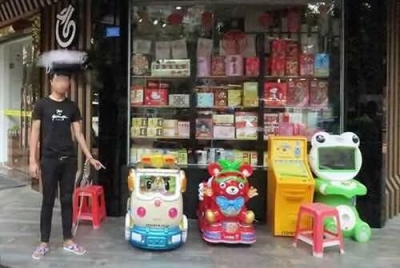 梅城一贼手伸向摇摇车，连“一元硬币”都不放过